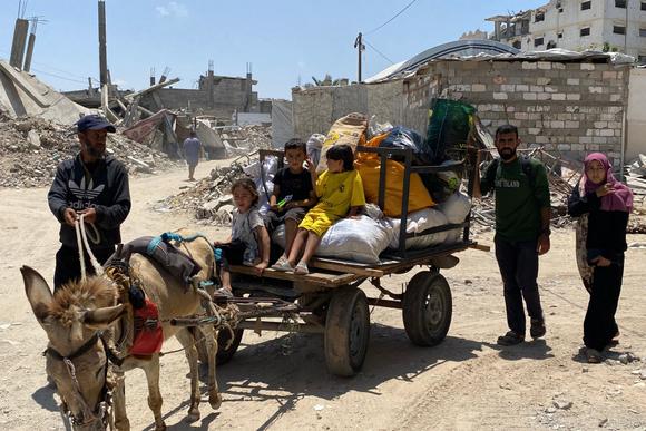 Des déplacés fuient Khan Younès en direction d’Al-Mawassi, dans le sud de la bande de Gaza, le 3 juin 2025.