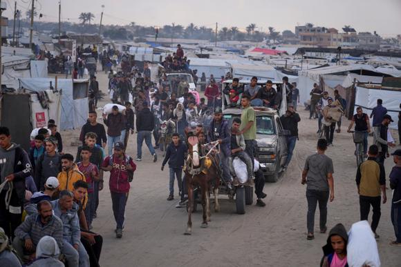 Distribution de nourriture et d’aide humanitaire par la Gaza Humanitarian Foundation, une organisation soutenue par les Etats-Unis et approuvée par Israël, à Khan Younès, dans le sud de la bande de Gaza, le 3 juin 2025.