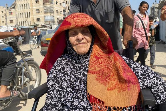 Des déplacés fuient Khan Younès en direction d’Al-Mawassi, dans le sud de la bande de Gaza, le 3 juin 2025.