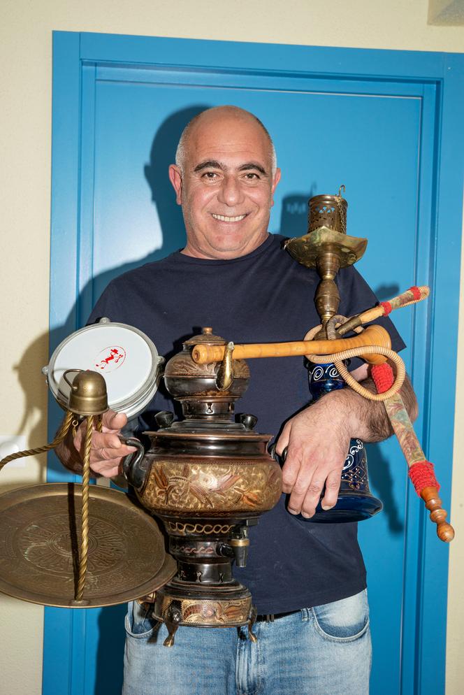 Muharrem Koç, directeur de l’Association de solidarité avec les travailleurs turcs depuis trente et un ans, présente des objets appelés à rejoindre les collections de l’institution, à Strasbourg, le 12 mai 2025.