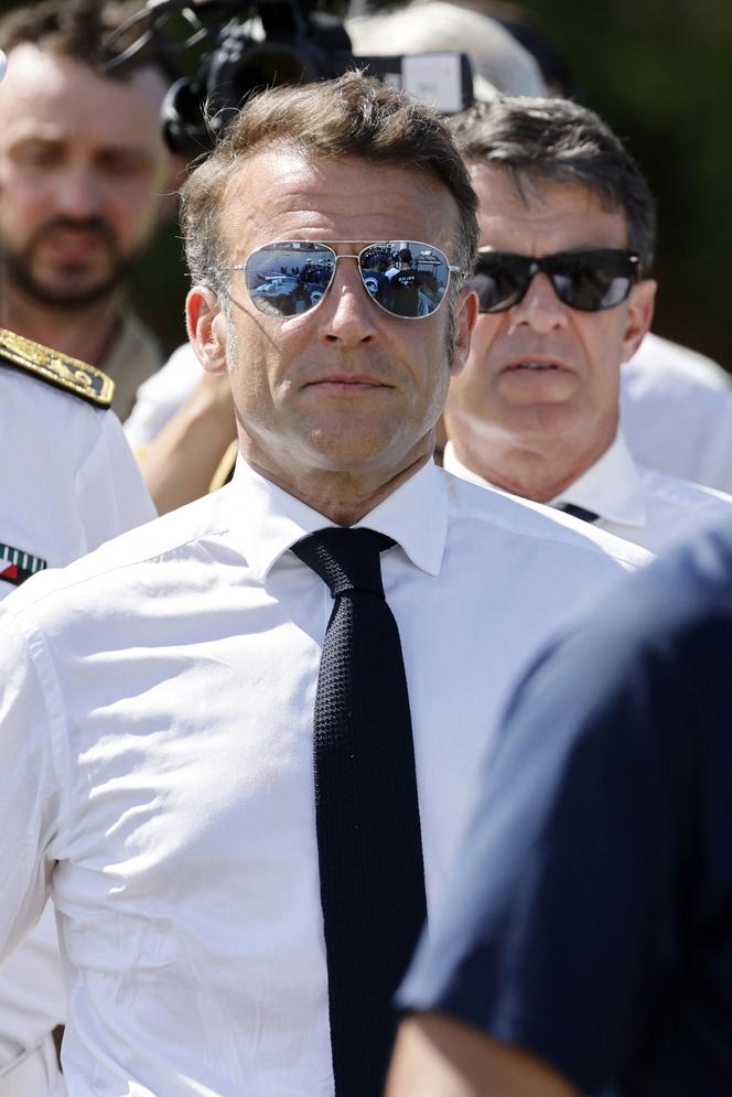 Emmanuel Macron et Manuel Valls, lors d’une visite à Mayotte, le 21 avril 2025.