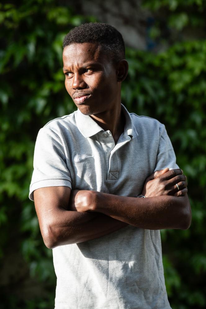 Pape Moussa So, 21 ans, Sénégalais, est arrivé en France à l’âge de 15 ans, en 2018. Il a passé son bac à Grenoble, puis a validé un BTS de maintenance des systèmes de production. Il travaille aujourd’hui comme ascensoriste à Grenoble. Ici, le 22 avril 2025.