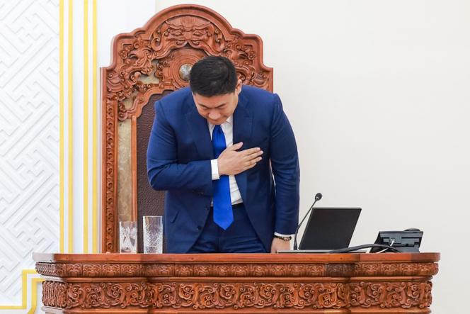 Le premier ministre mongol, Luvsannamsrain Oyun-Erdene, s’incline après avoir perdu son poste lors d’un vote de confiance défavorable au Parlement, à Oulan-Bator, le 3 juin 2025.