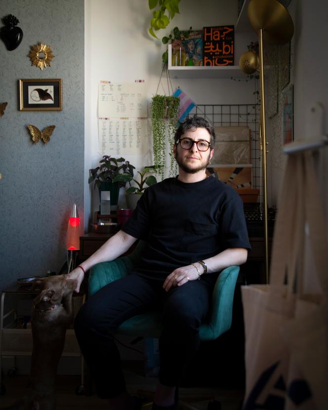 Indigo, homme transgenre et réfugié libanais, dans son studio parisien du 15ᵉ arrondissement, avec sa chienne Kassia, le 9 avril 2025.