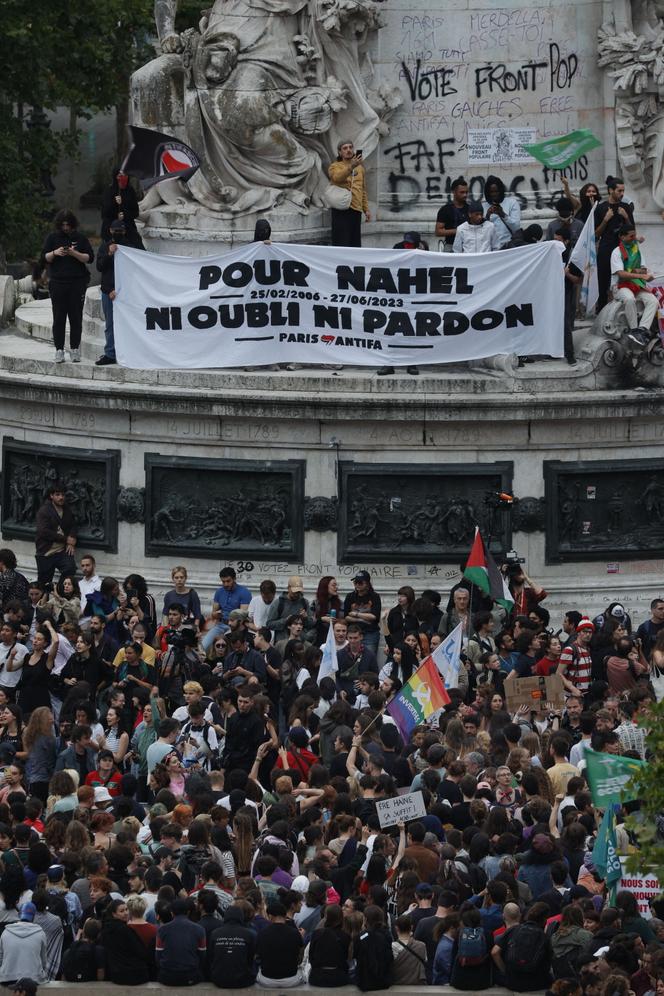 Une banderole à la mémoire de Nahel M., tué lors d’un contrôle routier le 27 juin 2023, déployée pendant une manifestation place de la République, à Paris, le 30 juin 2024.
