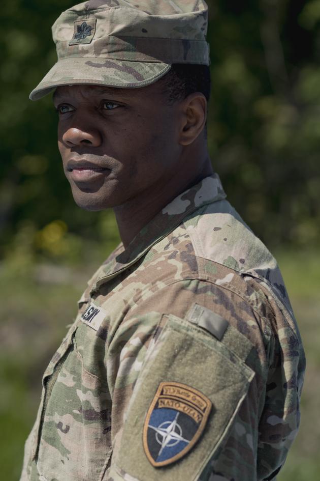 Le lieutenant-colonel William Branch, 42 ans, commandant du groupement de l’OTAN qui multiplie les exercices d’interopérabilité en coopération avec la 16ᵉ brigade mécanisée de Pologne, à Bemowo Piskie, le 21 mai 2025.