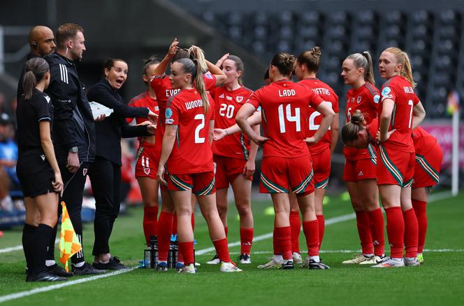 L’équipe nationale du Pays de Galles et sa sélectionneuse Rhian Wilkinson (à gauche) lors du match de Ligue des Nations contre l’Italie, le 3 juin 2025, à Swansea. 
