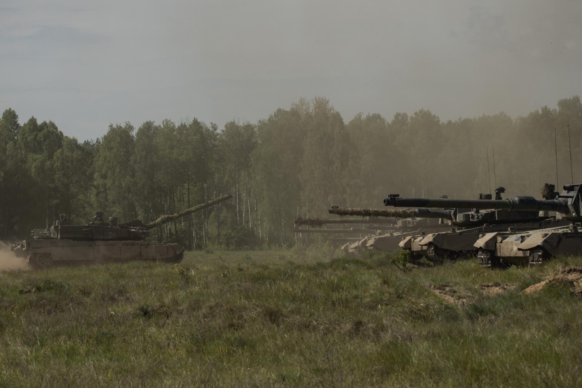 Des soldats polonais s’exercent au combat avec des chars, dans la région de Suwalki (Pologne), le 22 mai 2025.