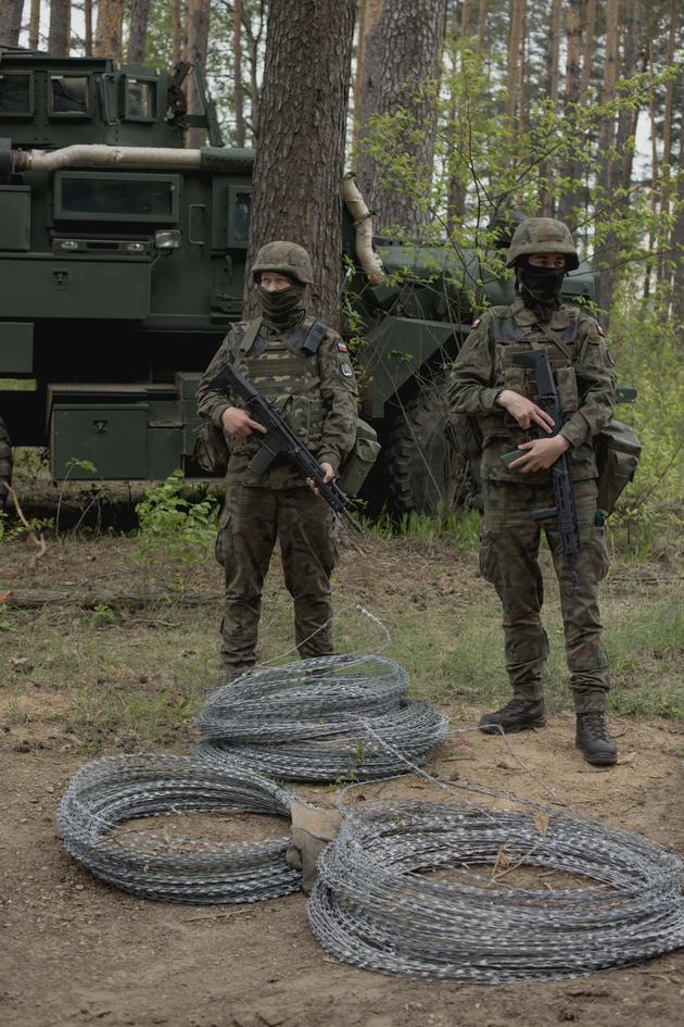 Des soldats polonais pendant un exercice à Bemowo Piskie (Pologne), où est installée l’OTAN, le 22 mai 2025.