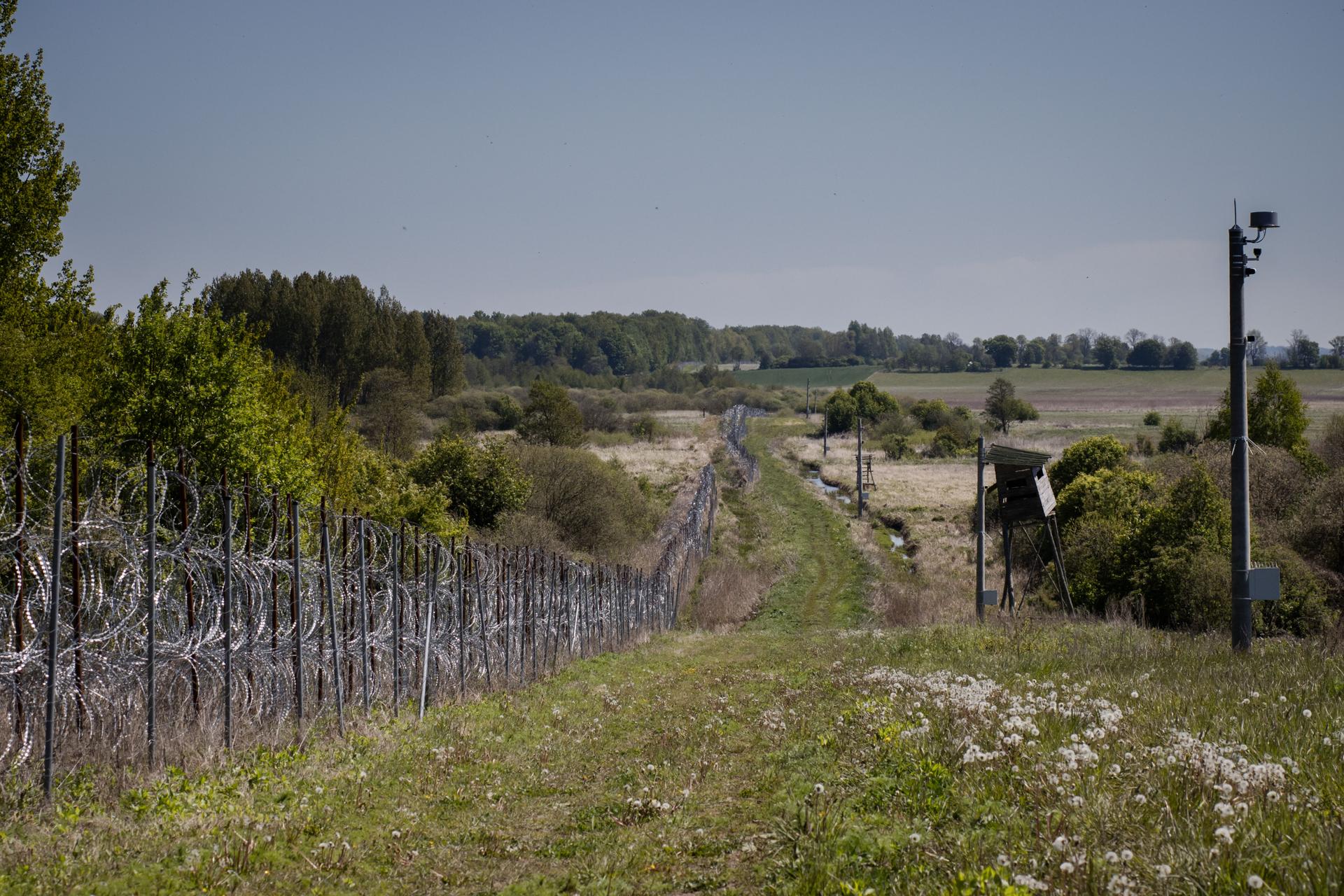 La clôture renforcée entre la Pologne et la région russe de Kaliningrad (à gauche). A Dabrowka (Pologne), le 20 mai 2025.