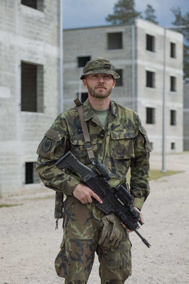 Le capitaine Davis Bartos d’un groupement de soldats tchèques s’entraînant à proximité d’Orzysz (Pologne), le 22 mai 2025.