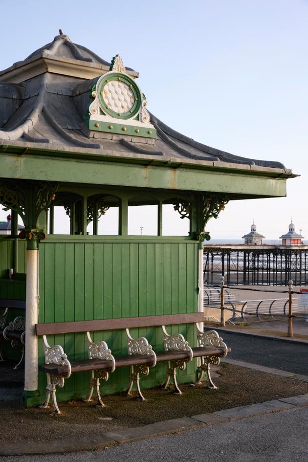 Bancs et abris ornés sur la promenade de Blackpool, au Royaume-Uni, le 30 mai 2025.