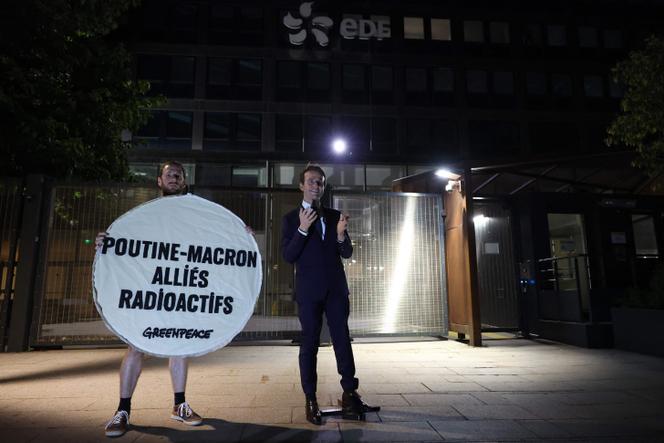 Un activiste de Greenpeace dénonce les liens qui persistent dans le domaine energétique entre la Russie et la France, après avoir déposé une statue d’Emmanuel Macron, volée au Musée Grévin, devant le siège d’EDF, à Paris, le 3 juin 2025.
