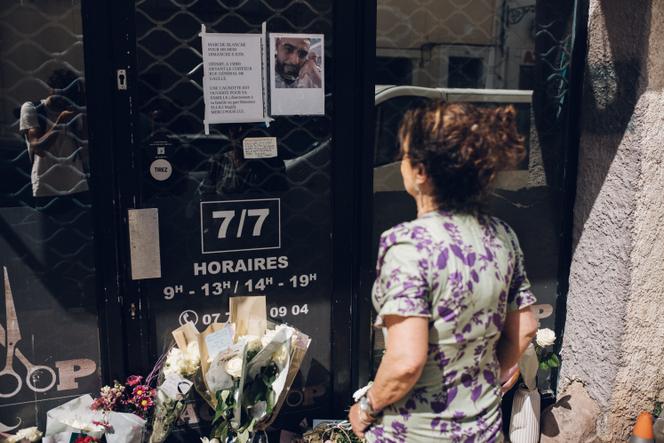 Devant le salon de coiffure où travaillait Hichem Miraoui, assassiné trois jours plus tôt, à Puget-sur-Argens (Var), le 3 juin 2025.