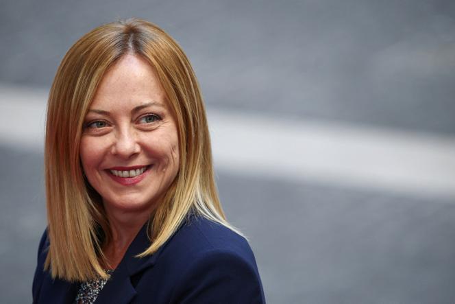 La présidente du conseil italien, Giorgia Meloni, attend l’arrivée du président français, Emmanuel Macron, au palais Chigi, siège de la présidence du conseil des ministres, à Rome, en Italie, le 3 juin 2025.
