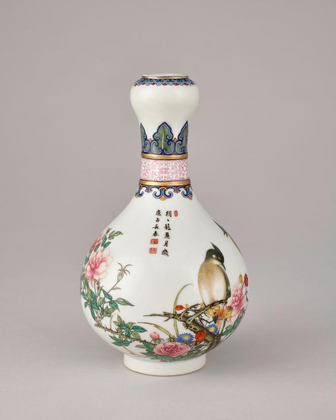 Bouteille à décor avec fleurs, oiseau et poème. Règne de l’empereur Qianlong, atelier impérial de la Cité interdite, Pékin.