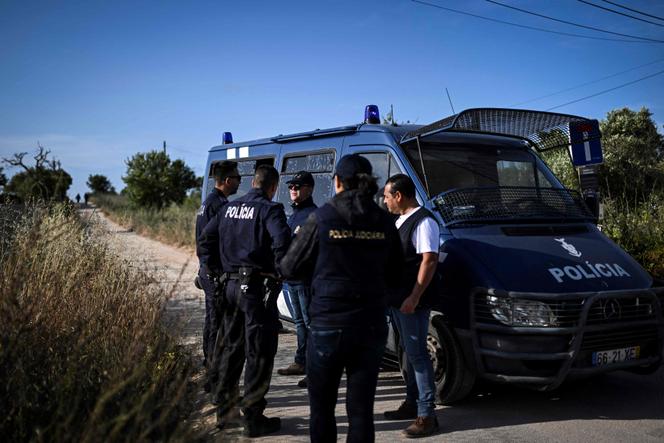 Les officiers de la police judiciaire portugaise qui enquêtent, pour la justice allemande, sur la disparition, en 2007, de la fillette britannique Madeleine McCann, dans le sud du Portugal, le 3 juin 2025.