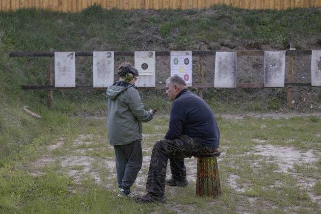 Le fils de Diana, 11 ans, au club de tir de Sejny (Pologne), le 20 mai 2025.