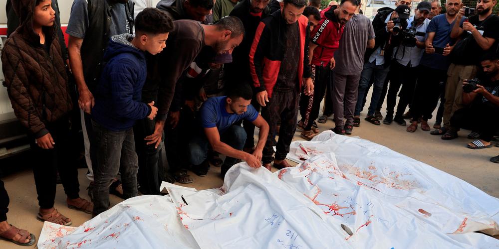 Des personnes en deuil près des corps des Palestiniens tués, selon le ministère de la santé de Gaza, par des tirs israéliens près d’un site de distribution à Rafah, à l’hôpital Nasser de Khan Younès, dans le sud de la bande de Gaza, le 3 juin 2025. - HATEM KHALED / REUTERS