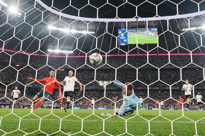 Cristiano Ronaldo (maillot rouge) inscrit le but décisif pour le Portugal face à l’Allemagne, en demi-finale de la Ligue des nations, à Munich (Allemagne), mercredi 4 juin 2025.