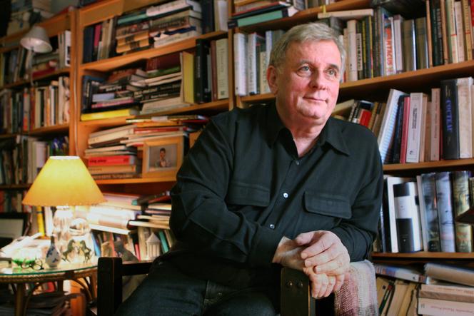 L’écrivain Edmund White, dans son appartement de New York, le 24 avril 2006.
