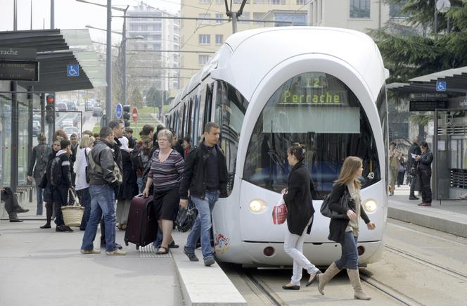Un tramway dans le centre-ville de Lyon, le 15 avril 2010.