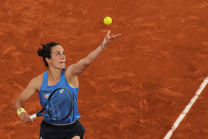 French player Loïs Boisson serving during her match against Russian player Mirra Andreeva in the Roland-Garros quarterfinals in Paris, June 4, 2025.