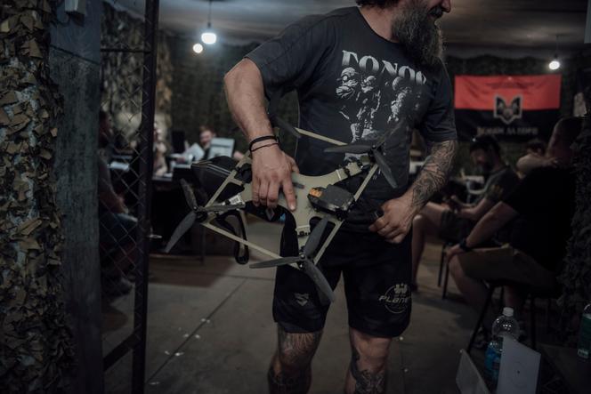 Un soldat du bataillon les « Loups de Da Vinci » tient un drone à fibre optique russe. Dans le district de Pokrovsk (Ukraine), le 4 juin 2025.