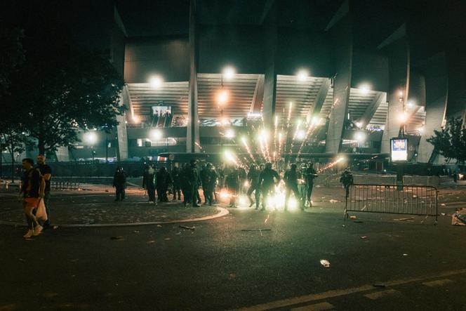 Lors d’un affrontement entre des supporteurs du PSG et les forces de l’ordre, devant le Parc des Princes, à Paris, le 31 mai 2025.