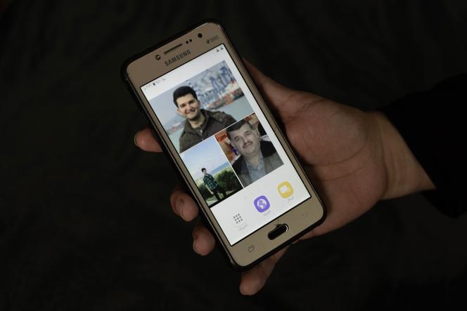 Suzane Khalil montre des photos de son mari et de ses deux fils, tués le 6 mars. A Baniyas (Syrie), le 24 mai 2025.