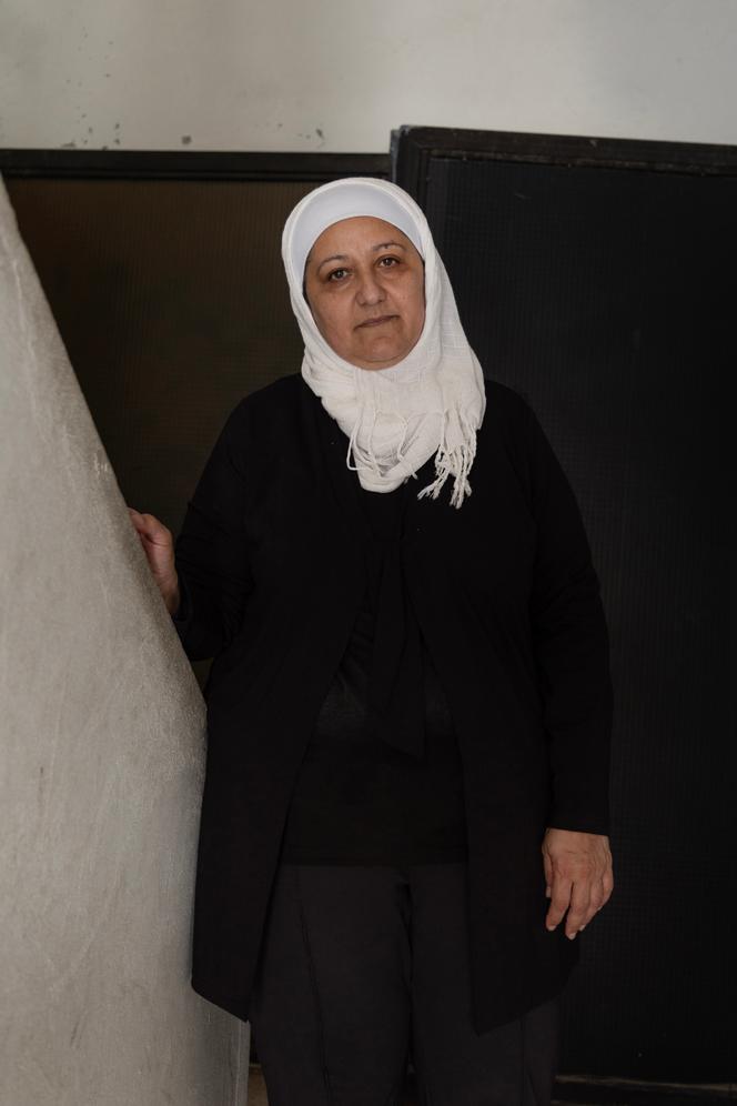 Suzane Khalil, une habitante d’un quartier alaouite de Baniyas où une centaine de personnes ont été tuées par des factions sunnites lors de l’attaque du 6 mars. Elle a perdu son mari et ses deux fils. A Baniyas (Syrie), le 24 mai 2025.