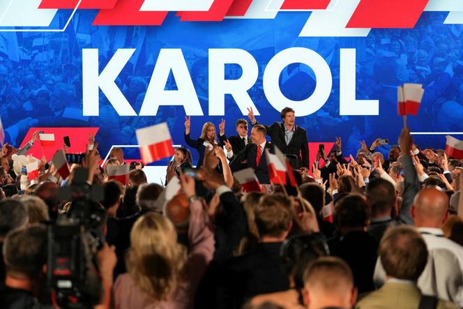 Le candidat nationaliste à l’élection présidentielle polonaise, Karol Nawrocki, dans son QG, le soir de sa victoire, le 1ᵉʳ juin 2025, à Varsovie.