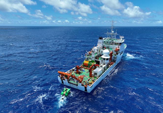 Le véhicule minier chinois « Pioneer II » lors d’un essai en mer à une profondeur de plus de 4 000 mètres, le 22 juin 2024.
