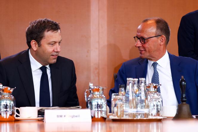 Le ministre allemand des finances, Lars Klingbeil, et le chancelier allemand, Friedrich Merz, à la Chancellerie de Berlin, le 4 juin 2025.