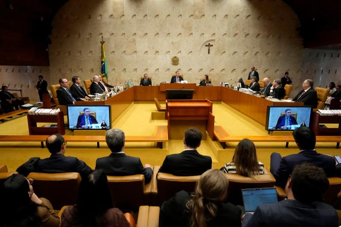 La Cour suprême du Brésil examine la régulation des réseaux sociaux, à Brazilia, le 4 juin 2025.
