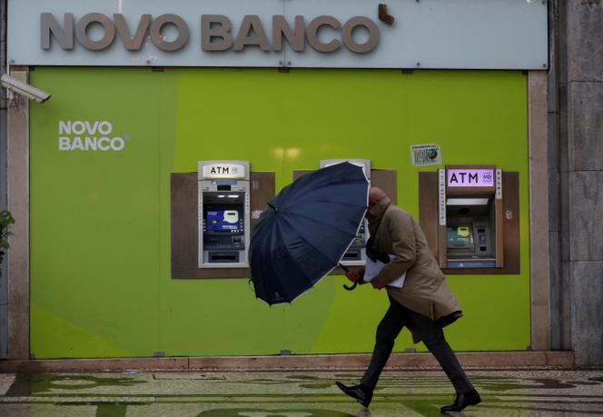 Des distributeurs automatiques de billets d’une succursale de Novo Banco, dans le centre-ville de Lisbonne, au Portugal, le 10 avril 2018.