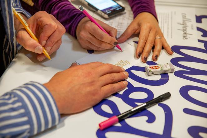 Workshop de Caligrafia durante a primeira edição da Fête de Lique, em La Poste du Louvre, em Paris, 21 de maio de 2025.