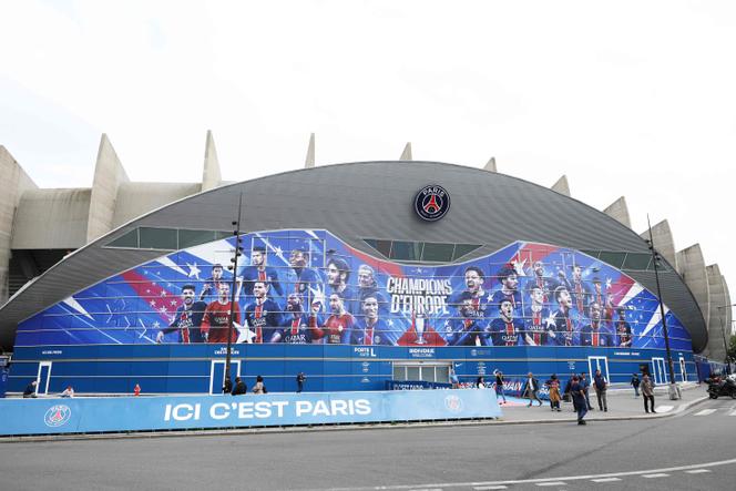 Devant le Parc des Princes, à Paris, le 4 juin 2025.