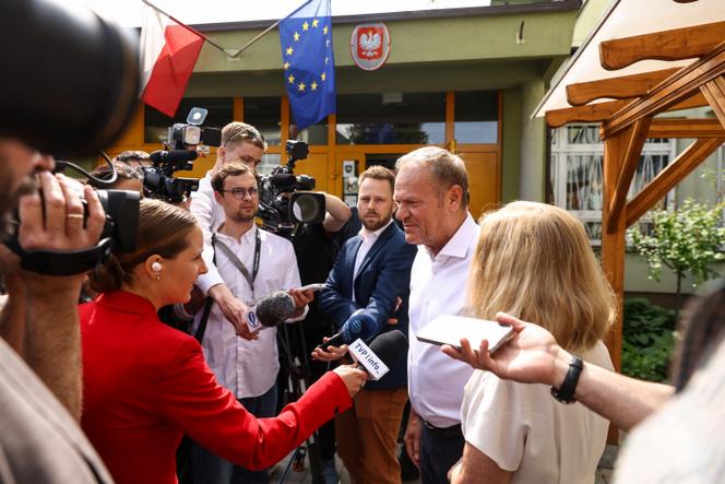 Donald Tusk, premier ministre polonais, s’adresse à la presse le jour du second tour de l’élection présidentielle à Sopot, en Pologne, le 1er juin 2025.