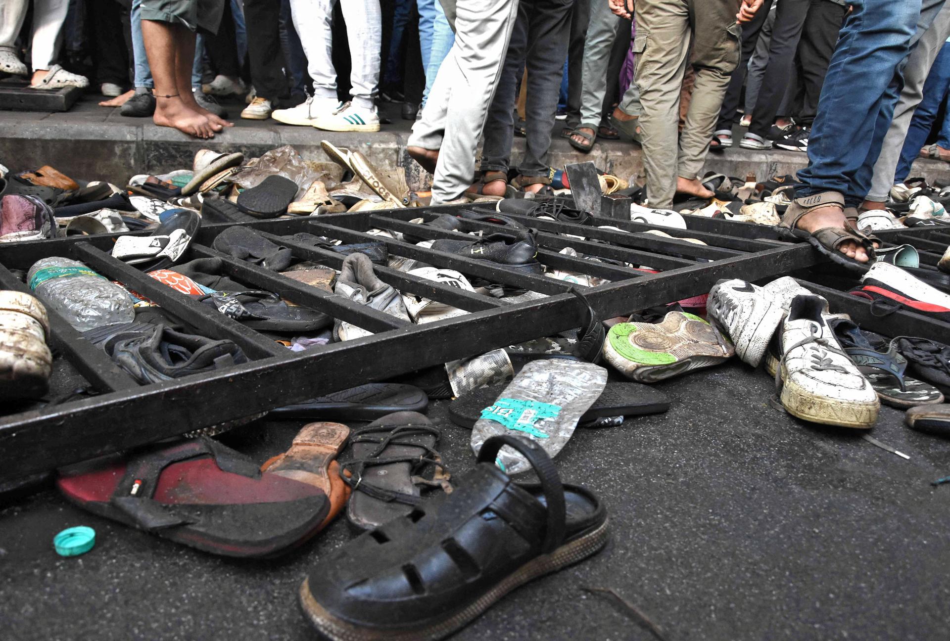 Chaussures perdues lors de la bousculade à Bengalore (Inde), le 4 juin 2025.