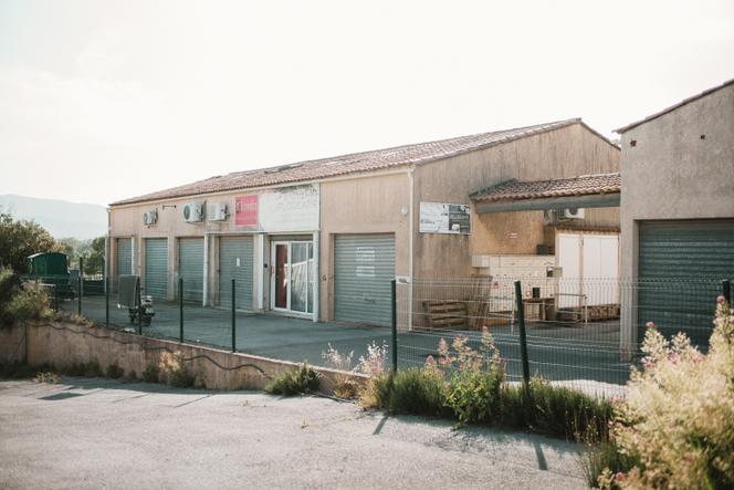 Les anciens locaux commerciaux reconvertis en logements où vivaient Hichem Miraoui et son meurtrier présumé, à Puget-sur-Argens (Var), le 3 juin 2025.