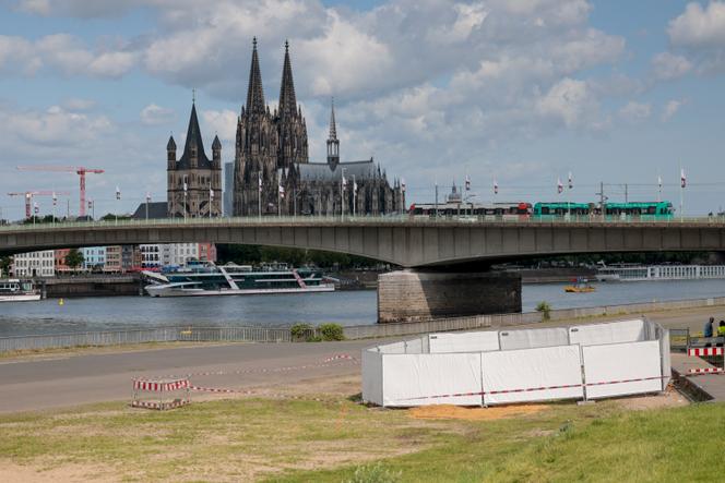 L’une des trois bombes non explosées datant de la seconde guerre mondiale est entourée de palissades, alors que des spécialistes se préparent à les désamorcer, à Cologne, mardi 3 juin 2025.