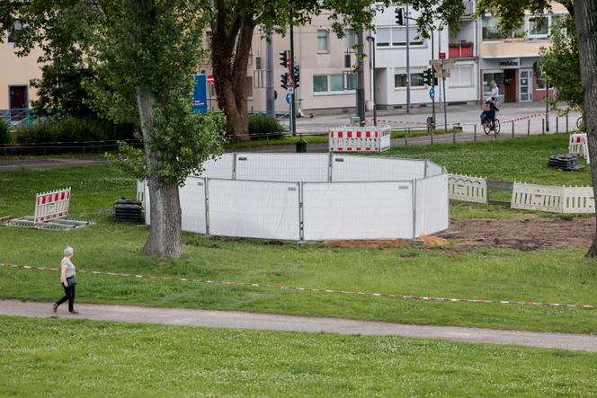 L’une des trois bombes non explosées datant de la seconde guerre mondiale, alors que des spécialistes se préparent à les désamorcer à Cologne, mardi 3 juin 2025.