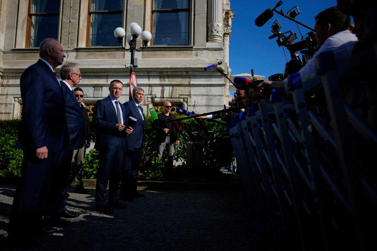 War in Ukraine: Russia pushes maximalist demands during Istanbul peace negotiations