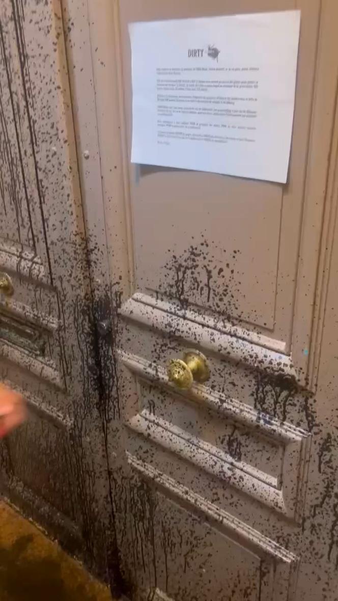 La porte de l’appartement de Claire Nouvian, aspergée de peinture noire, à Paris, le 4 juin 2025.