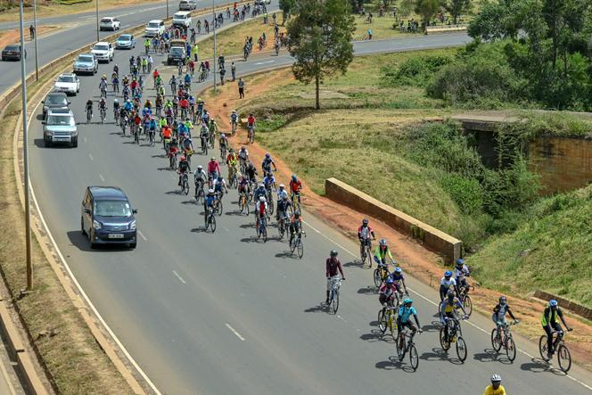 Lors de la randonnée cycliste mensuelle organisée par l’association Critical Mass Nairobi (CMS), dont l’objectif est de sensibiliser à la sécurité des usagers de la route non motorisés, au parc Uhuru de Nairobi, en 2021.