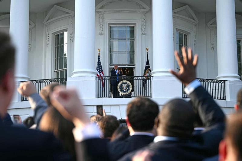 Donald Trump, en difficulté sur le budget, renoue avec le « travel ban » et s’attaque de nouveau à Harvard
