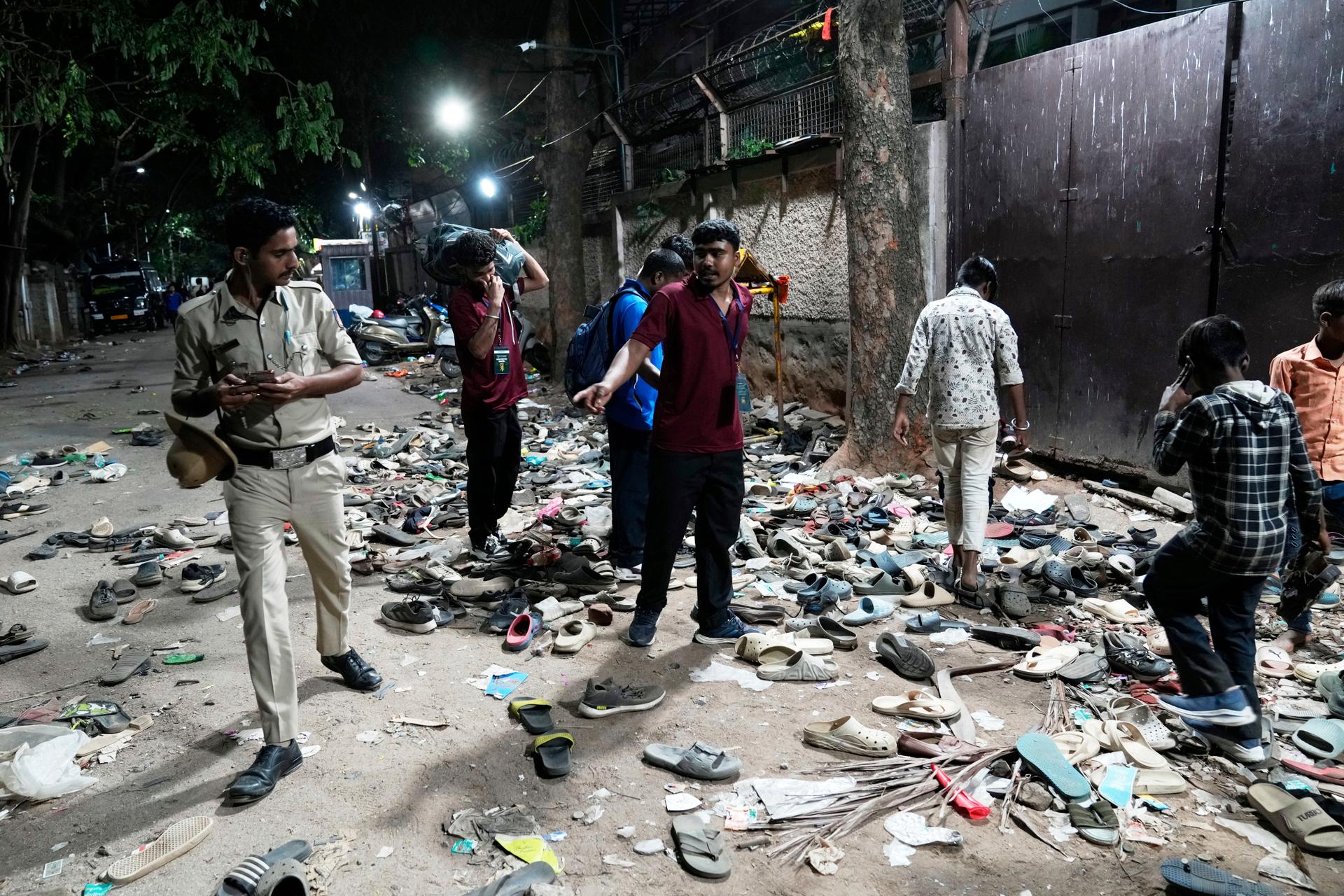 A la suite de la bousculade, les supporteurs tentent de retrouver leurs chaussures perdues, à Bengalore (Inde), le 4 juin 2025.
