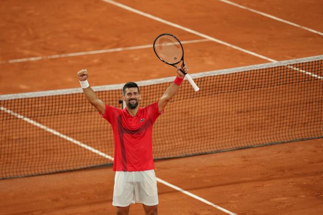 Novak Djokovic célèbre sa victoire en quart de finale de Roland-Garros contre Alexander Zverev sur le court Philippe-Chatrier, le 4 juin 2025.