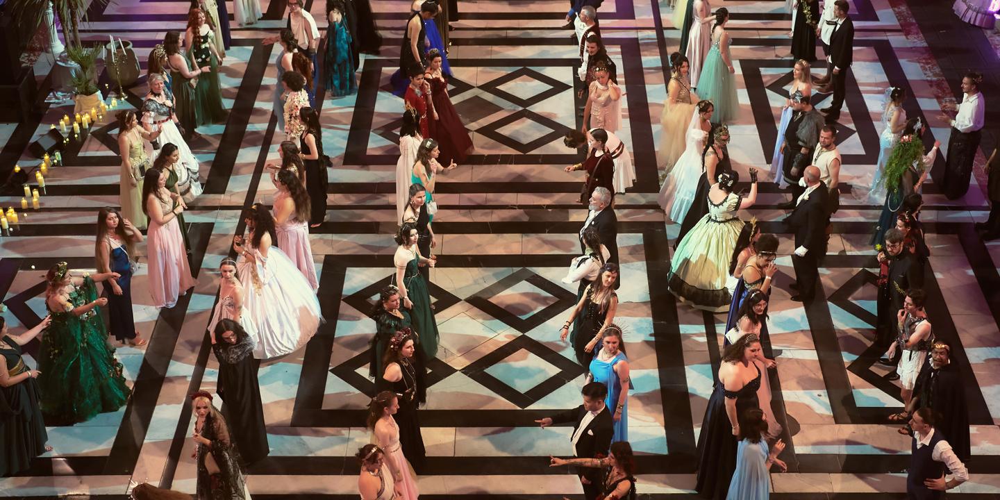  On a tous besoin de rêver dans ce monde de fous  : à Marseille, un bal fantasy fait valser les jeunes